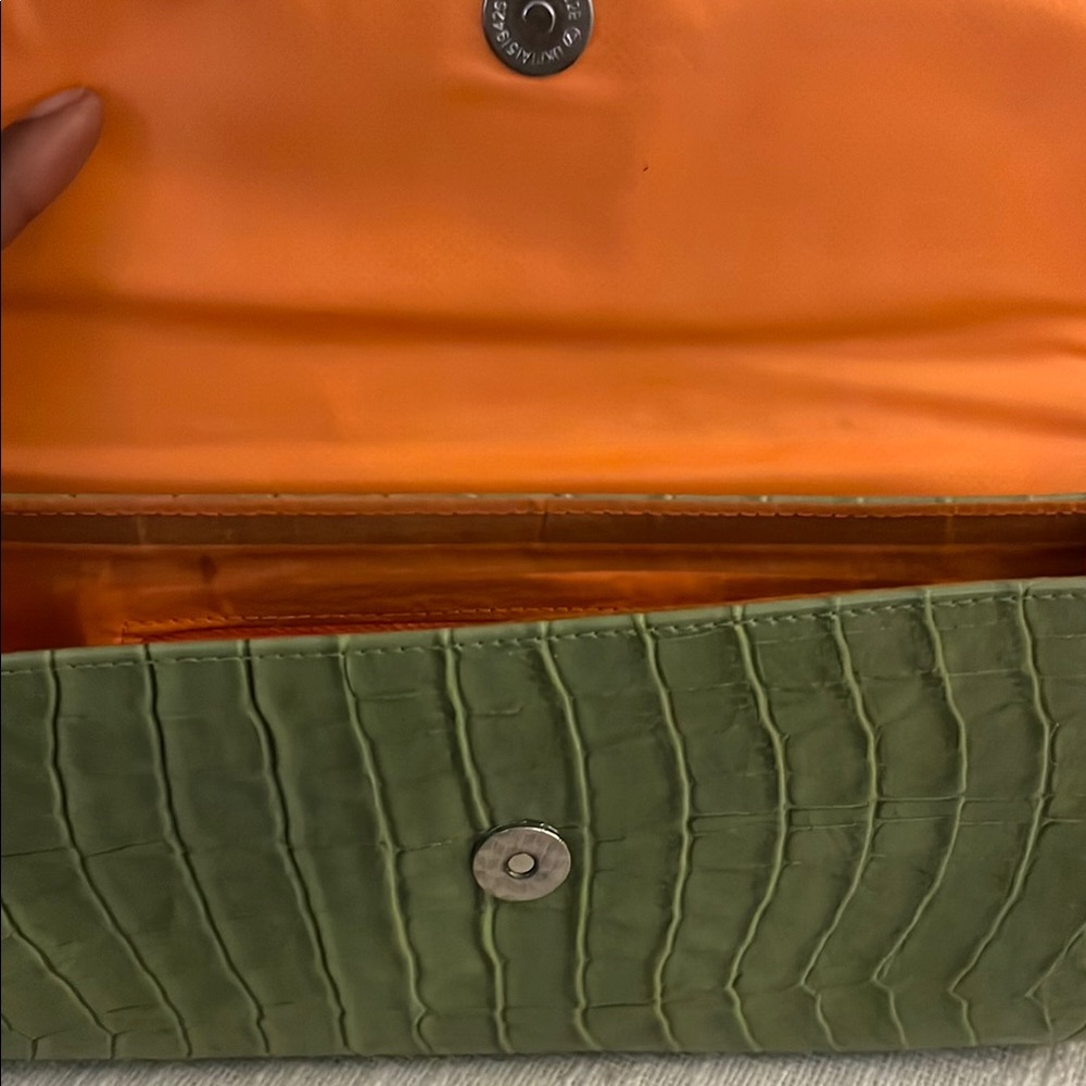 Green Crocodile-Embossed Clutch - Picture 6 of 6